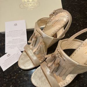 Coach leatherware Size 7 width M light gold